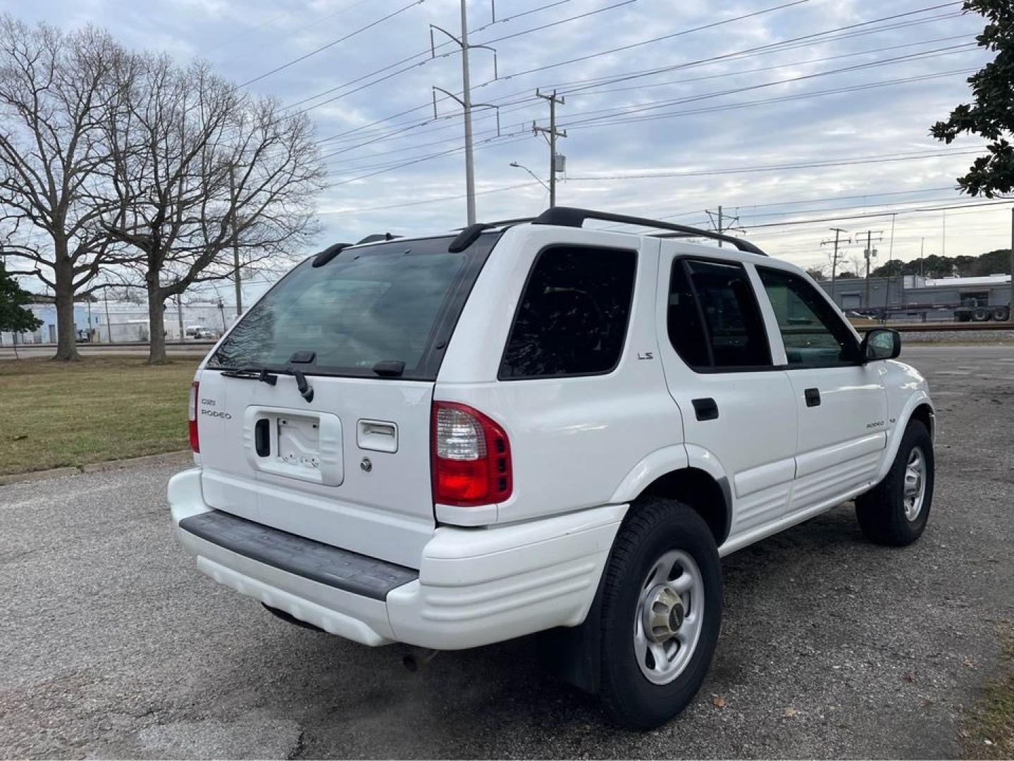 2001 white /Grey Isuzu Rodeo LS (4S2CK58W114) with an V6 engine, Auto transmission, located at 5700 Curlew Drive, Norfolk, VA, 23502, (757) 455-6330, 36.841885, -76.209412 - Photo#5